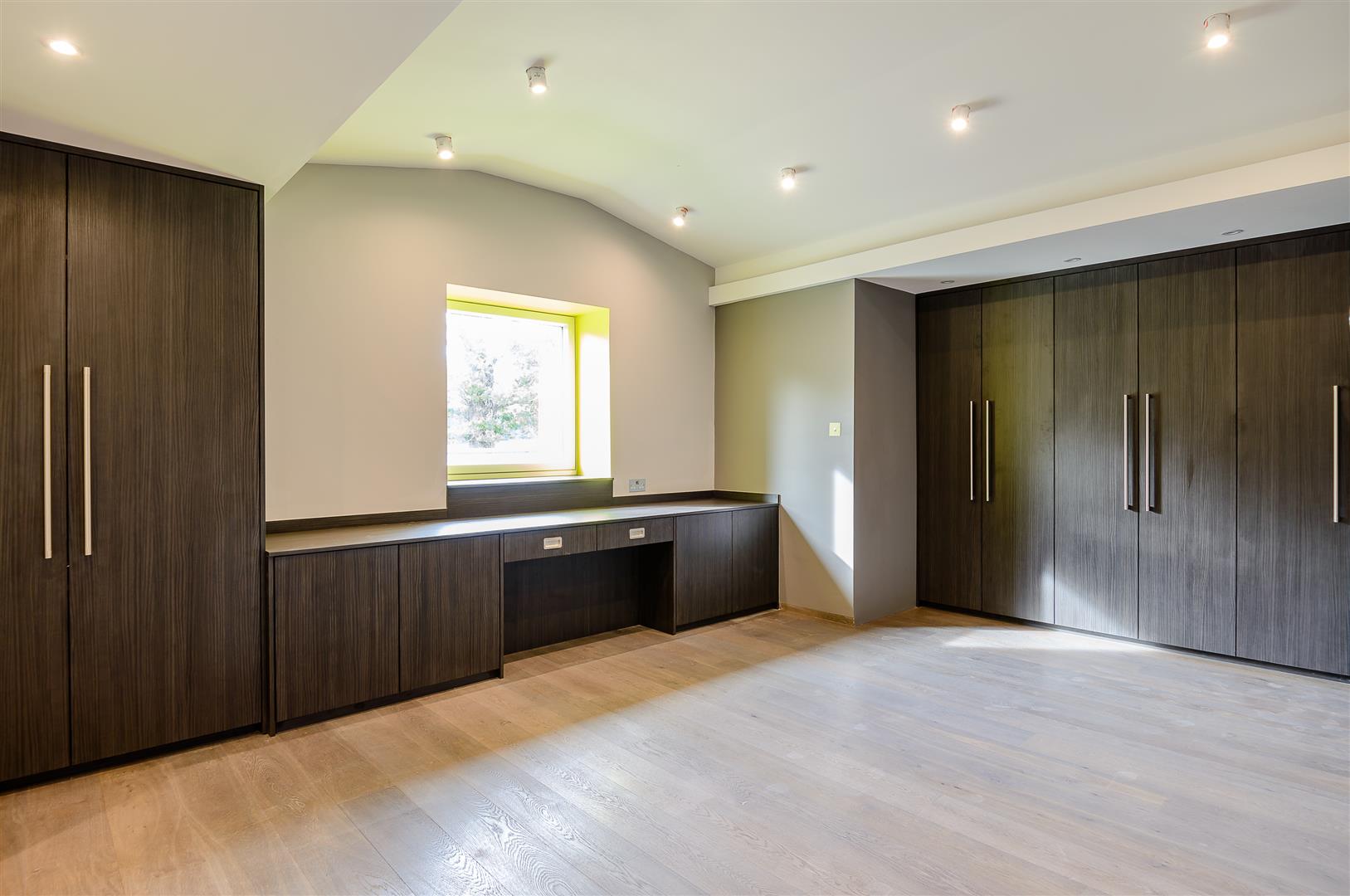 5 Bedrooms, House - Semi-Detached